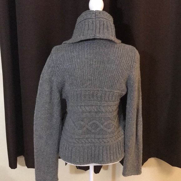 Gorgeous, gray warm sweater. - Picture 3 of 5